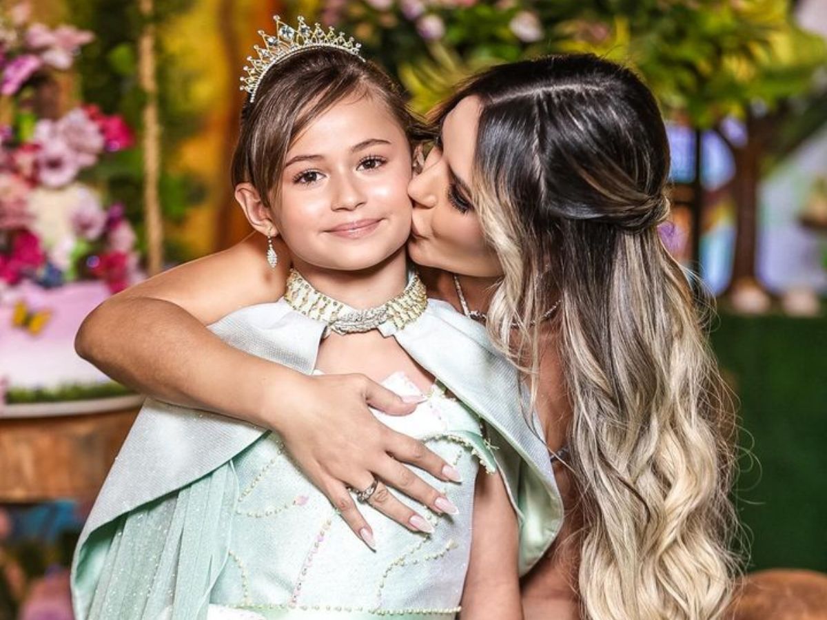 Valentina recebendo um beijo de sua mãe Deolane (Reprodução Instagram)