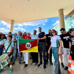 Em Brasília, torcidas organizadas rivais se unem para ajudar o RS