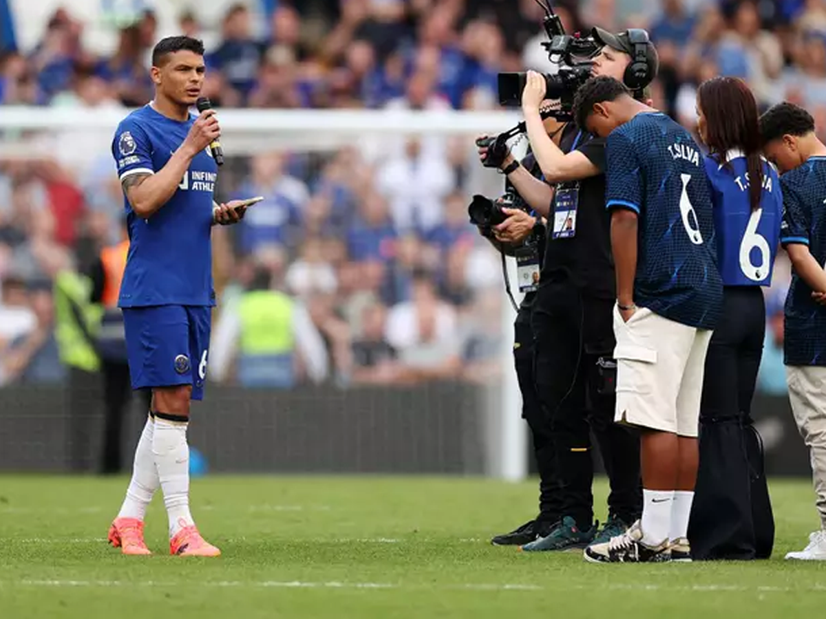 Thiago Silva foi reverenciado pela torcida inglesa em sua saída do Chelsea. Foto: Reprodução