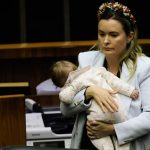 Corregedoria investiga deputada que levou bebê ao plenário da Câmara