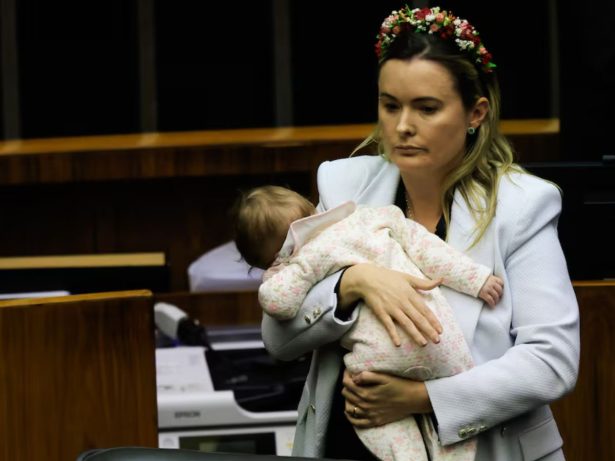 Corregedoria investiga deputada que levou bebê ao plenário da Câmara