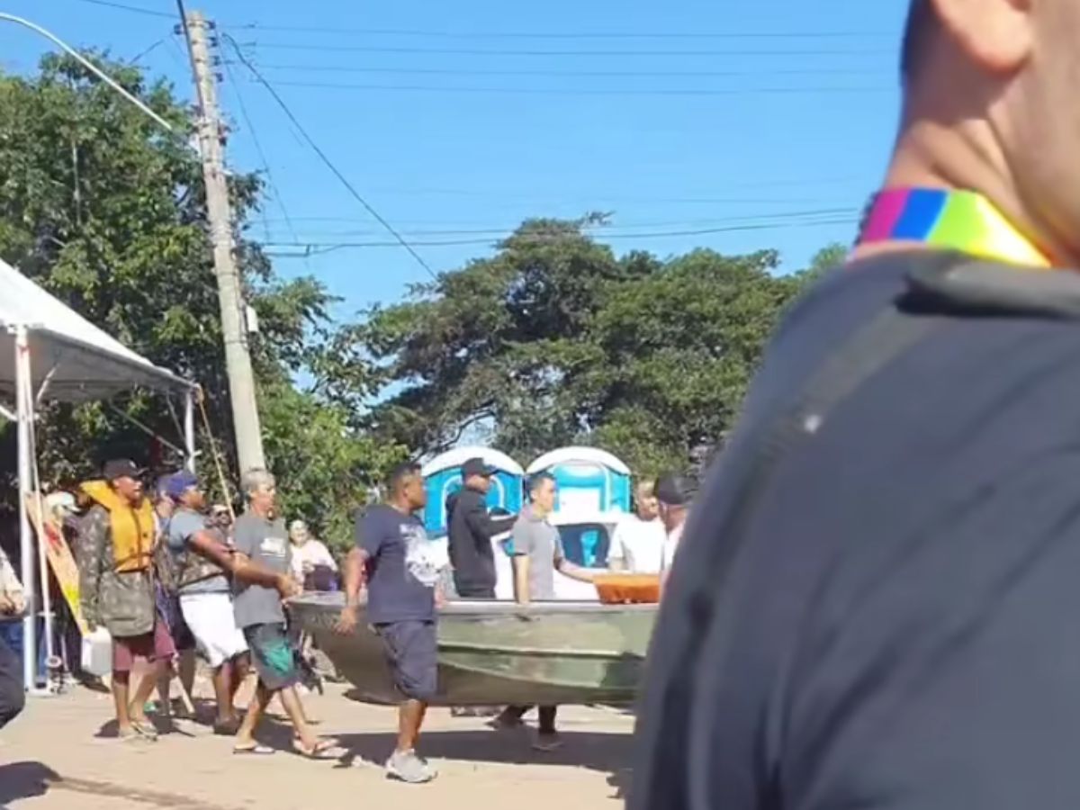 Davi no meio dos moradores gravando vídeo
