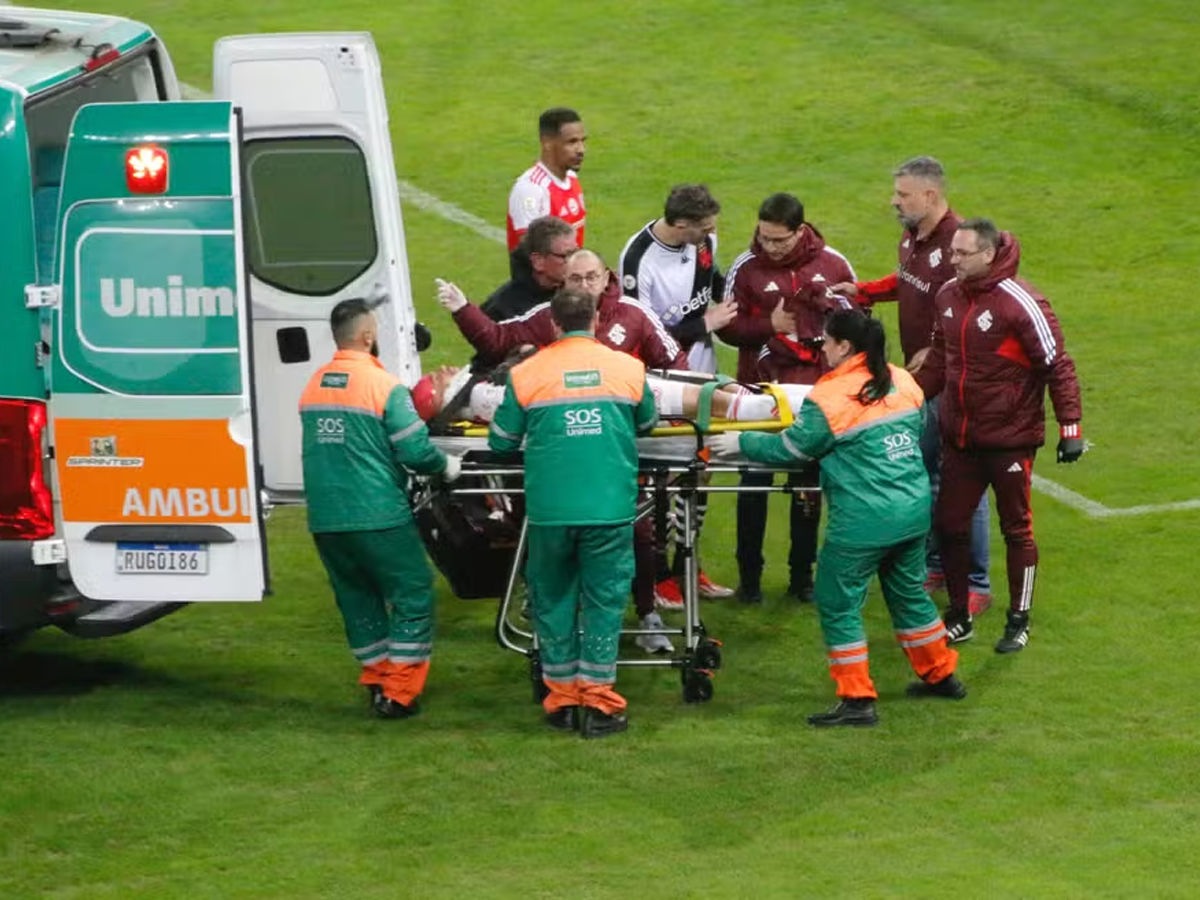 Renê, lateral do Inter, caiu desacordado após choque de cabeça com Rojas, do Vasco, e teve de ser levado ao hospital de ambulância (Tomás Hammes)