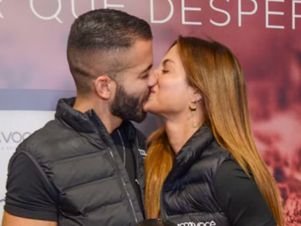 Com direito a beijão, Mari Gonzalez e Pipo Marques fazem 1ª aparição pública
