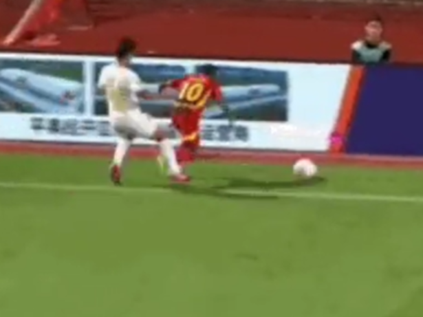 Lance desleal no futebol chinês deixa jogador com risco de paraplegia. Saiba mais!
