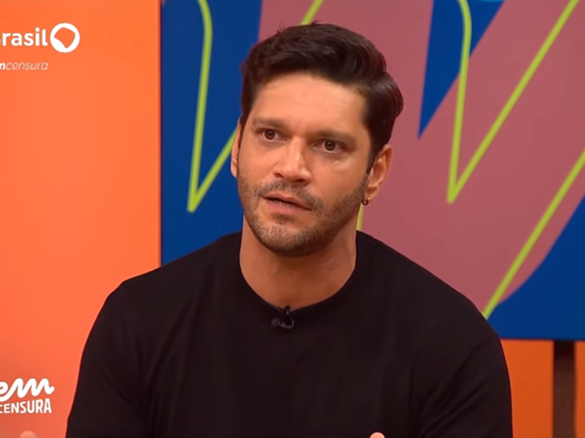 Armando Babaioff em entrevista ao Sem Censura, da TV Brasil (Reprodução: TV Brasil)
