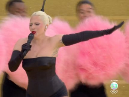 Lady Gaga foi a primeira artista a se apresentar na abertura dos Jogos Olímpicos de Paris (Reprodução: Globo)