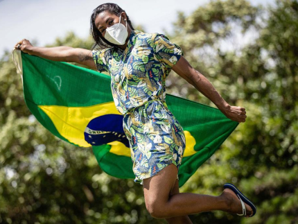 Ketleyn Quadros, primeira esportista brasileira a ganhar uma medalha em esportes individuais, foi porta-bandeira do Brasil em Tóquio-2021 (Reprodução)