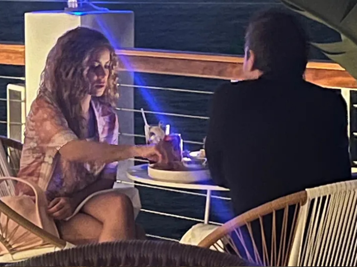 Shakira é flagrada em jantar com um homem misterioso em Miami (Reprodução / TMZ)