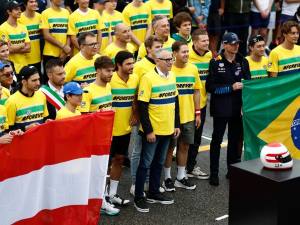 Pilotos fazem corrida em homenagem à Senna no circuito onde piloto faleceu