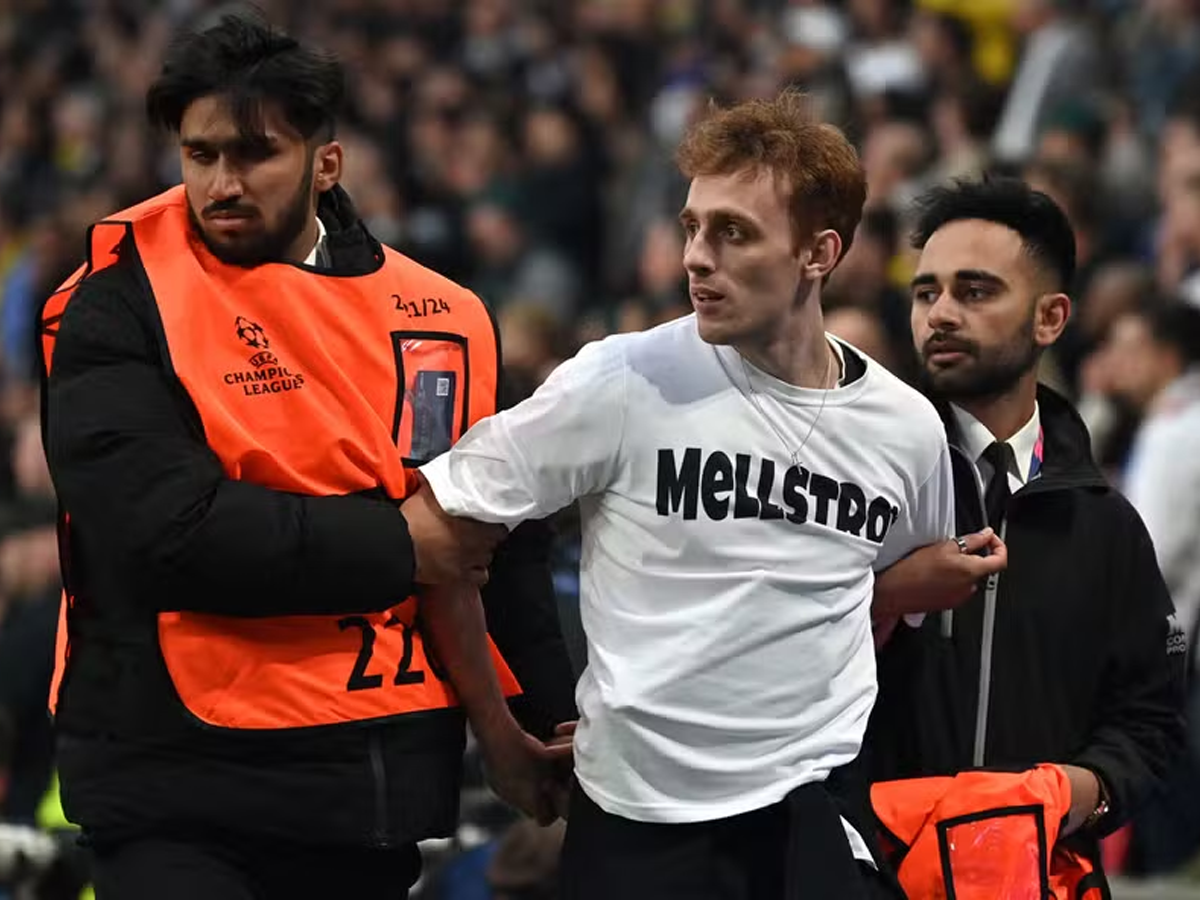 Torcedores invadiram o campo na final da Champions League. após promessa de influencer russo Foto: Reprodução