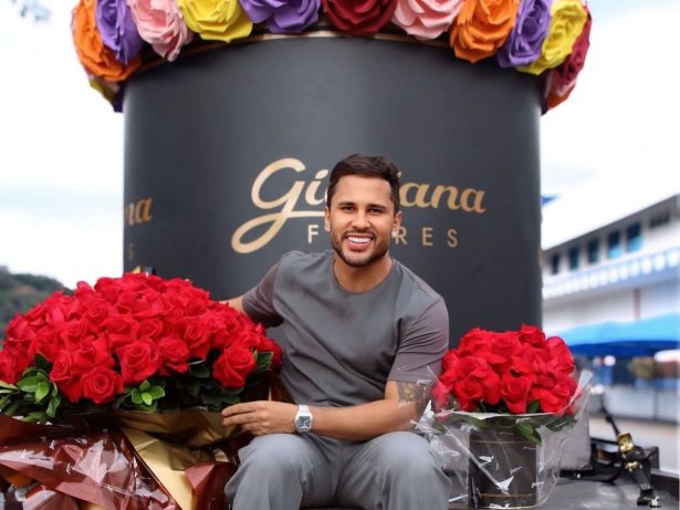 Separado de Carlinhos, Lucas Guimarães recebe buquê de rosas gigantes e exibe cartão