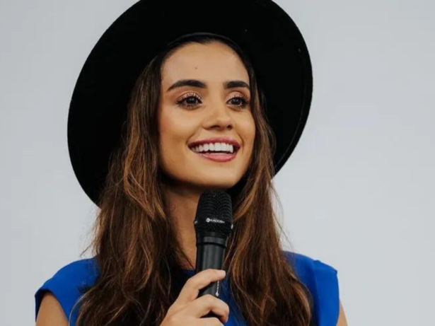 Cantora gospel desmaia em show e é socorrida por equipe médica no Goiás