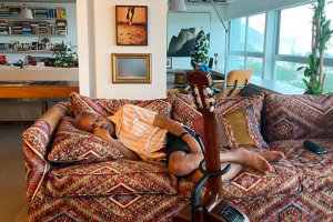 Gilberto Gil em seu apartamento no edifío Chopin