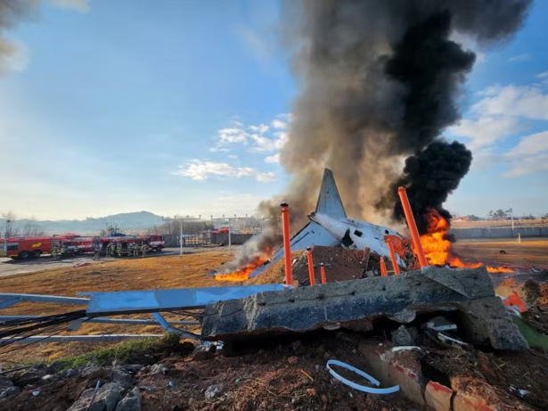 Avião bate em muro, explode e deixa dezenas de mortos na Coreia do Sul