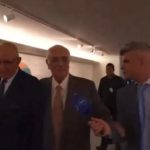 Repórter diz que deputado expulso do PL está “livre” e ele reage com sorriso