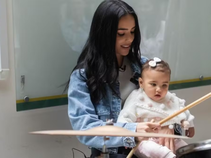 Bruna Biancardi foi junto a filha visitar o Instituto Neymar (Divulgação)