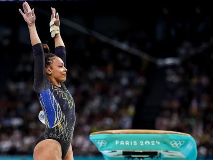 Lorrane Oliveira perdeu a irmã há três meses e chorou logo após a conquista da medalha (Reprodução)