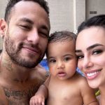 Neymar curte piscina com Bruna Biancardi e Mavie na Arábia Saudita