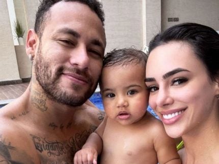 Neymar curte piscina com Bruna Biancardi e Mavie na Arábia Saudita