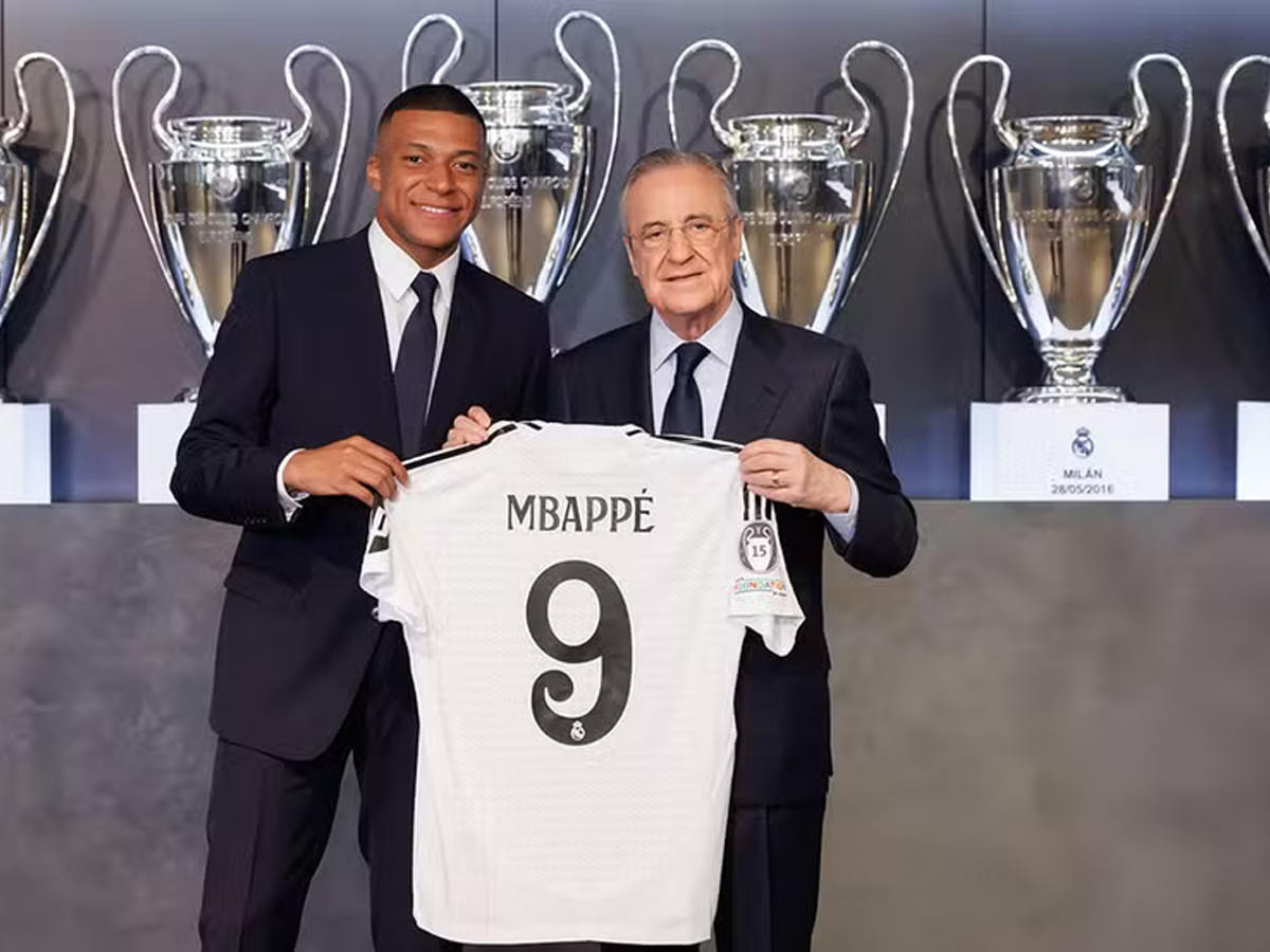 Mbappé foi apresentado no Real Madrid com grande festa no Santiago Bernabéu (Pierre-Philippe Marcou / AFP)