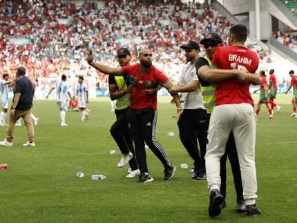 Marroquinos invadiram o campo, indignados com a arbitragem após empate contra a Argentina (Reprodução)