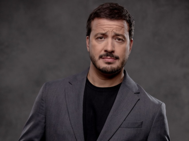 Rafael Cortez, ex-CQC, celebra 17 anos no humor e palestras lotadas em empresas