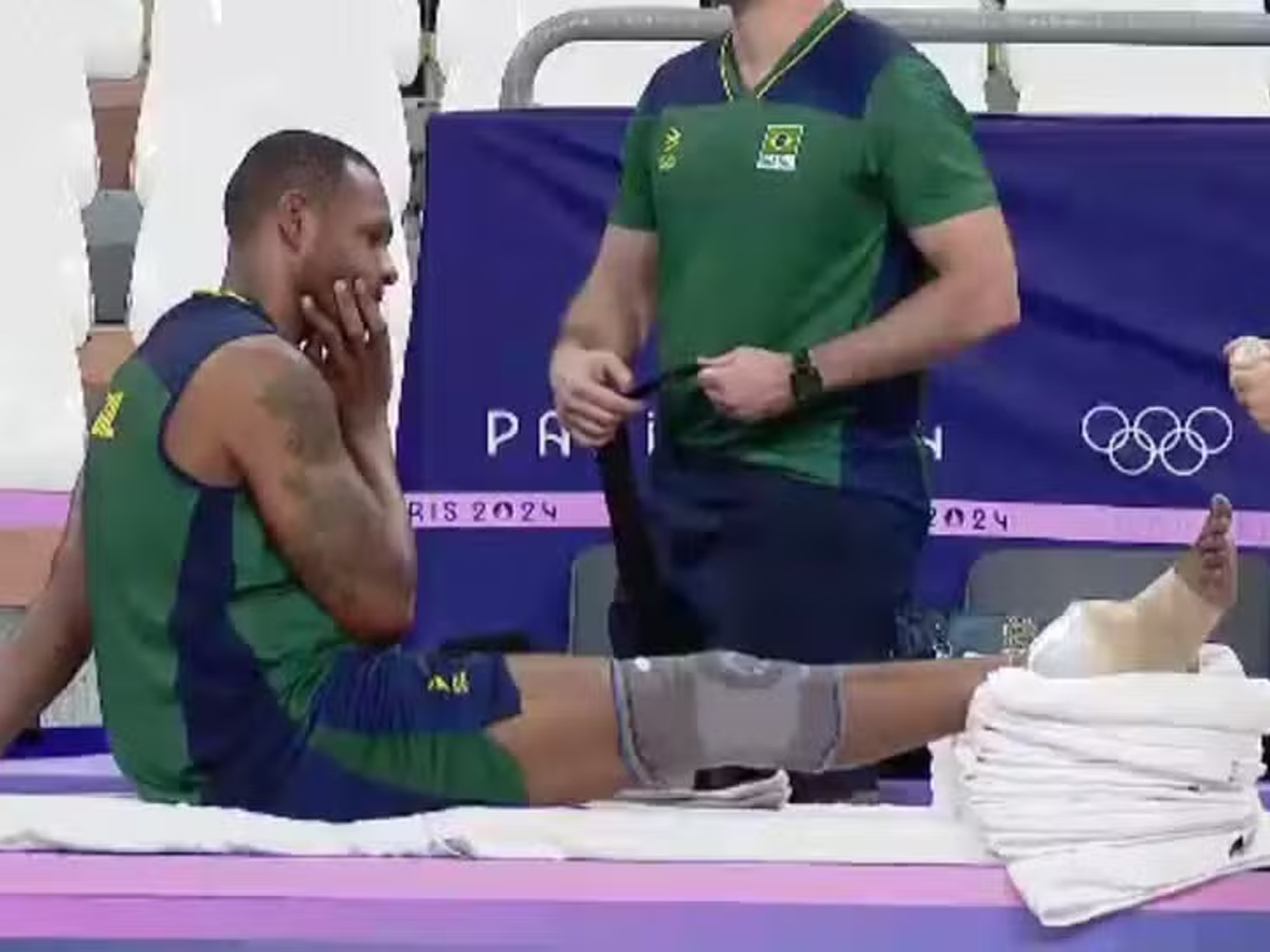 Leal sofreu uma entorse no tornozelo durante treino em Paris (Reprodução)