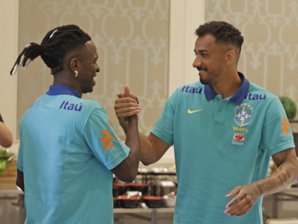 Vini Jr. foi recepcionado pelos jogadores. Foto: Rafael Ribeiro/CBF