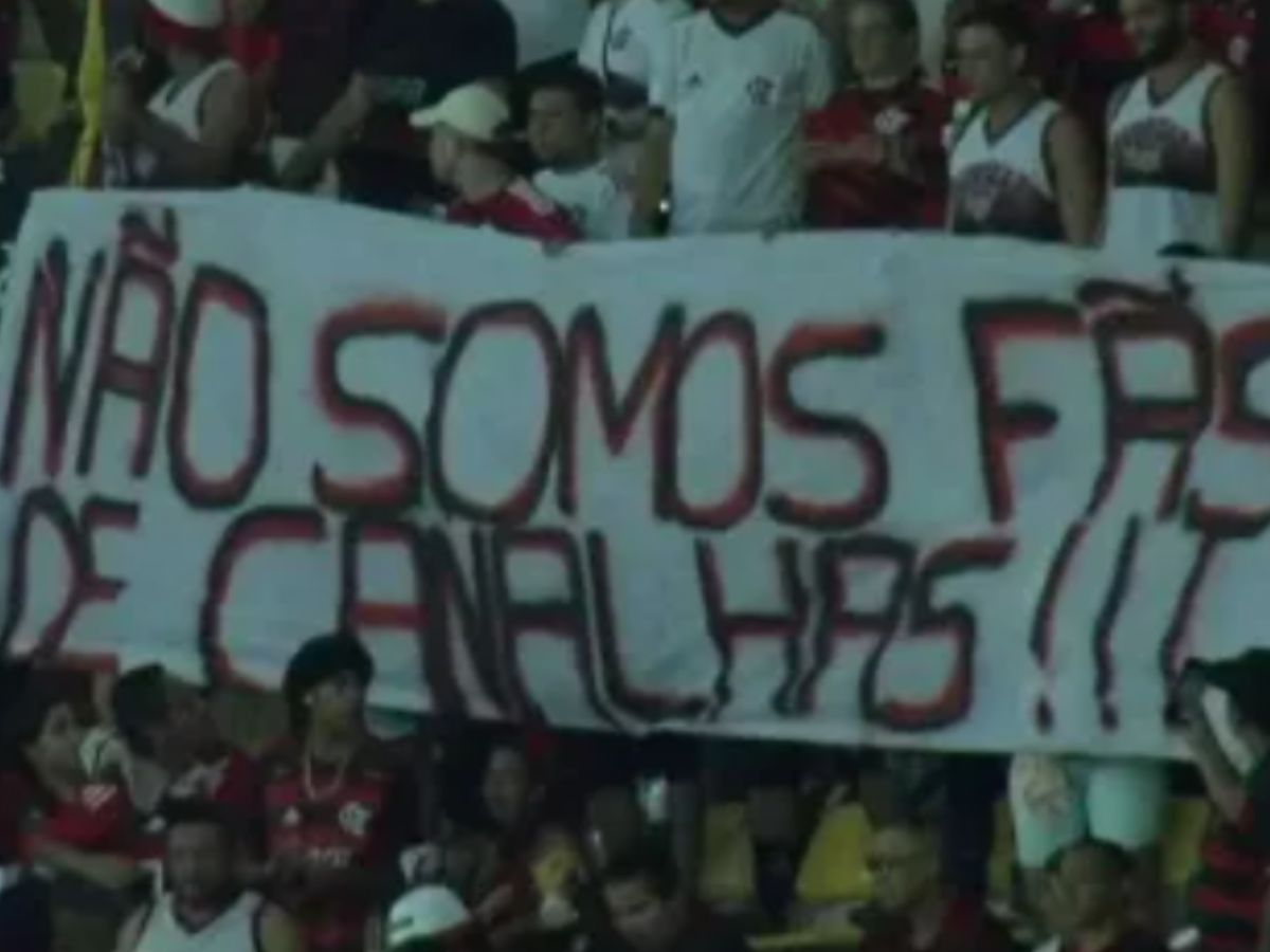 Faixa de protesto contra Gabigol estendida no estádio (Reprodução)