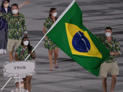 Time Brasil esteve representado por Bruninho (vôlei) e Ketleyn Quadros (judõ) como porta-bandeiras em Tóquio-2021 (Reprodução)