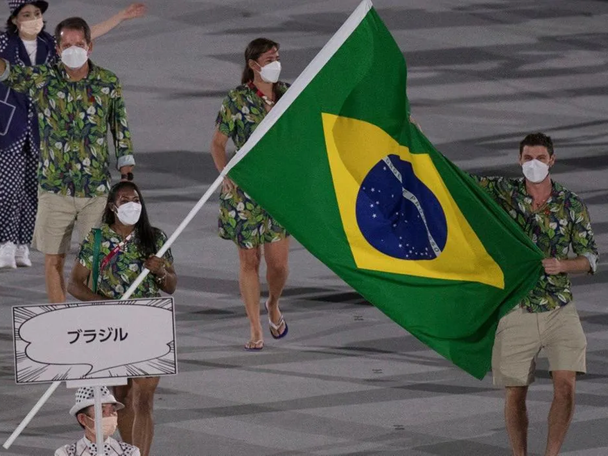 Time Brasil esteve representado por Bruninho (vôlei) e Ketleyn Quadros (judõ) como porta-bandeiras em Tóquio-2021 (Reprodução)