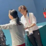 Árbitra que deu nota polêmica a Rebeca tira foto com medalha de ginasta chinesa