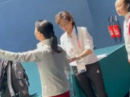 Árbitra que deu nota polêmica a Rebeca tira foto com medalha de ginasta chinesa