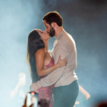 Matteus e Isabelle sobem no palco e se beijam em show da Joelma em Manaus