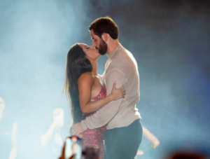 Isabelle Nogueira e Matteus 'Alegrete' se beijam em palco do show da Joelma em Manaus