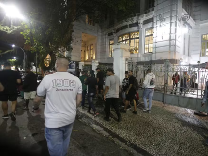 Grupo de torcedores invadiu a sede do Fluminense nas Laranjeiras (Reprodução)