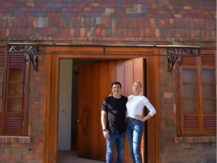 Ana e Edu em frente à nova casa (Reprodução Instagram)