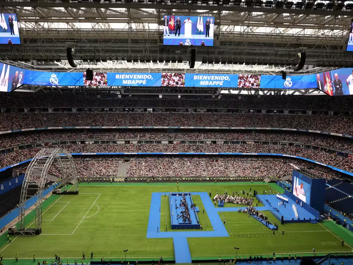 Mbappé foi apresentado no Real Madrid com grande festa no Santiago Bernabéu (EFE/ Ballesteros)