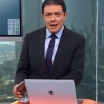 Apresentador da Globo quebra copo ao vivo e vira meme. Veja!