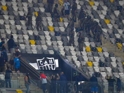 Torcedores do San Lorenzo brigam no estádio do Atlético-MG e argentino é preso