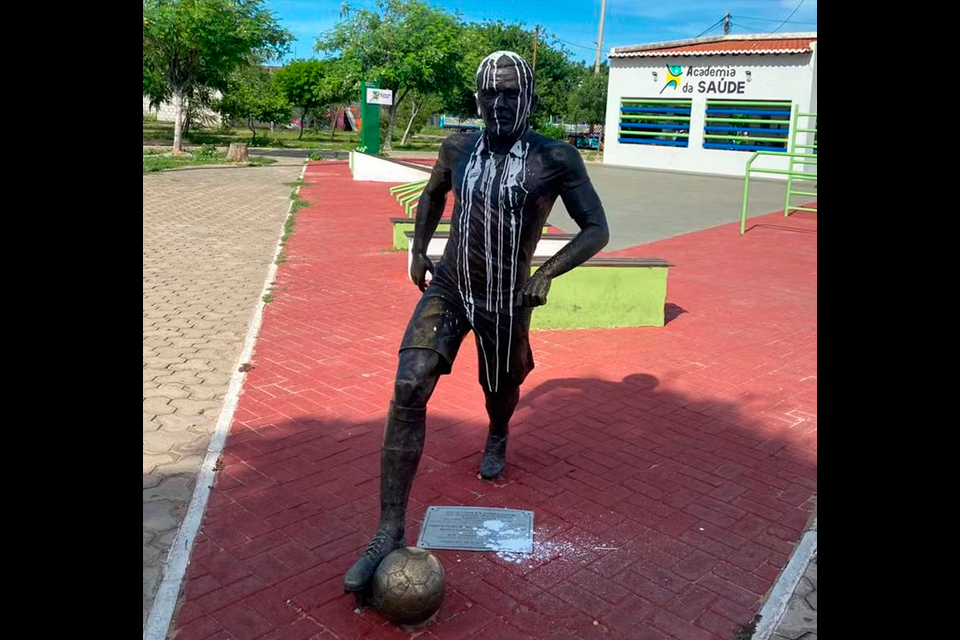 Estátua de Daniel Alves foi vandalizada por várias vezes. Foto: Reprodução