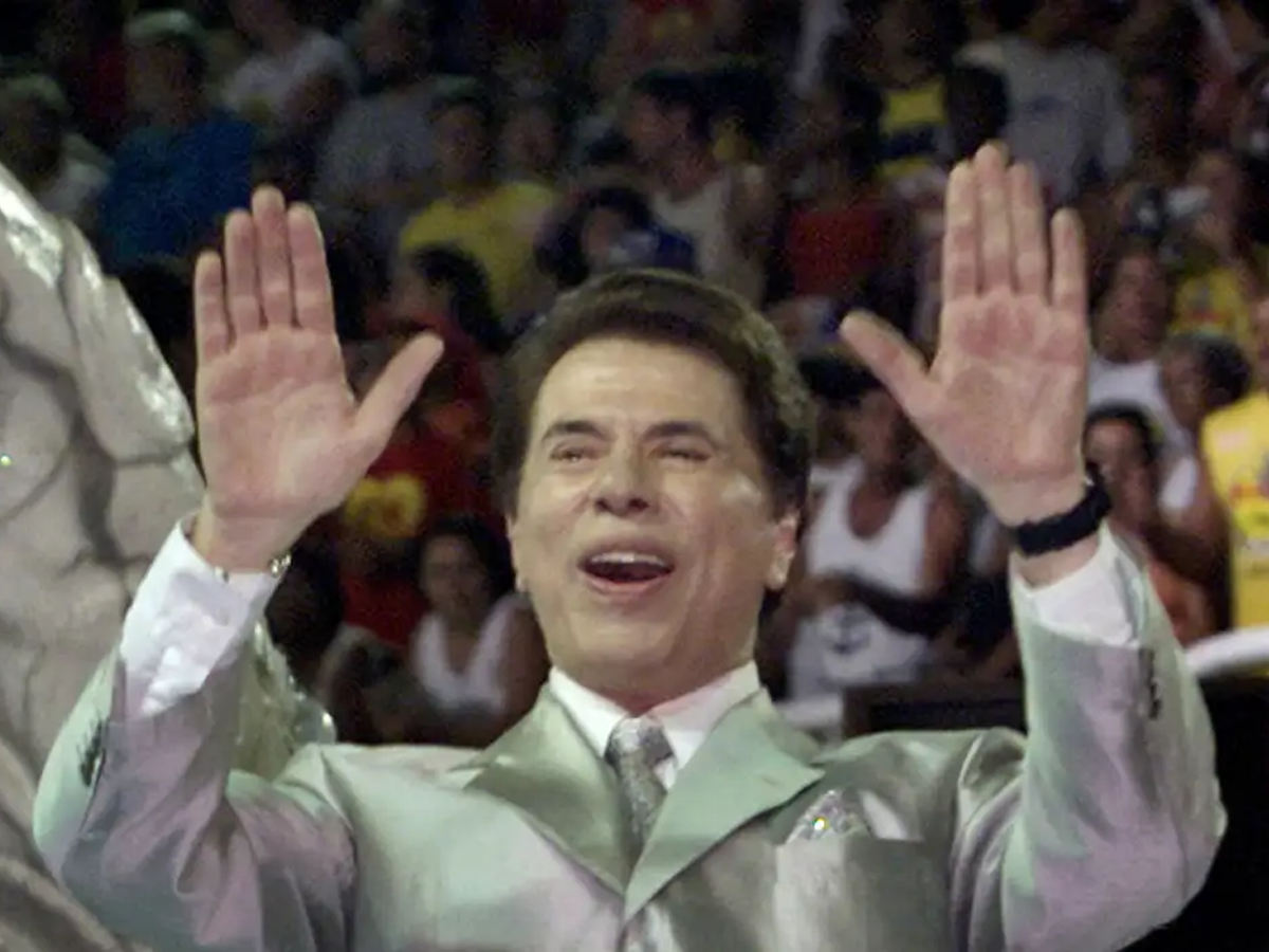 Silvio Santos no desfile  em sua homenagem da escola Tradição, no Carnaval de 2001 (Reprodução)