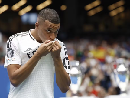 Mbappé foi apresentado no Real Madrid com grande festa no Santiago Bernabéu (REUTERS/Juan Medina)