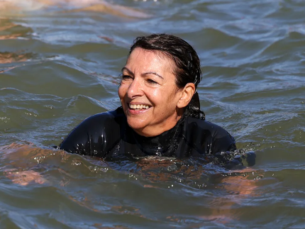 Anne Hidalgo, prefeita de Paris, nadou no Rio Sena (Getty Images)