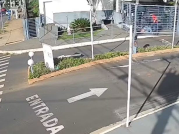 Homem de 21 anos é flagrado agredindo ex-namorada, de 19 anos, na manhã de Natal em SP