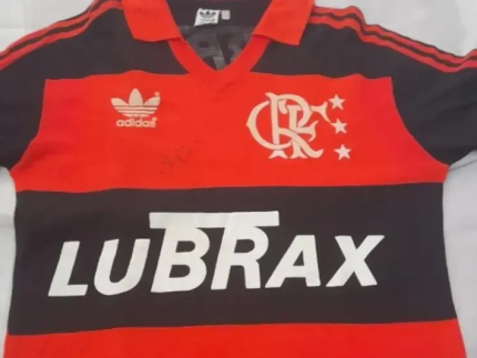 Camisa usada por Zico em última partida no Flamengo vai a leilão