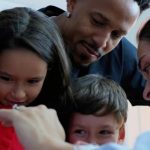 Ataque de fofura! Tainá Militão mostra primeiro encontro dos filhos com irmão recém-nascido