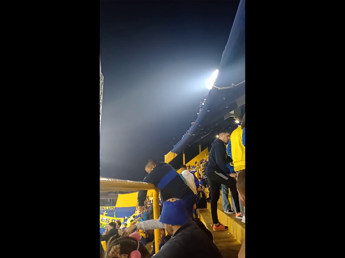 Torcedores do Cruzeiro provocaram argentinos do Boca rasgando dinheiro (Reprodução)