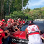 Torcedores do Flamengo cercam carros de jogadores em protesto no Ninho do Urubu